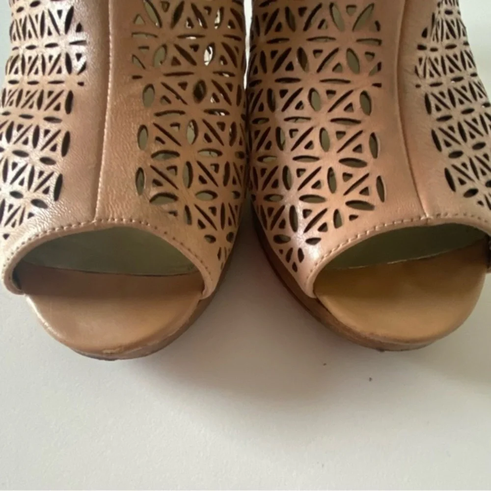 Adrienne Vittadini Nude Laser Cut Leather Heeled Platform Sandal Heels S…